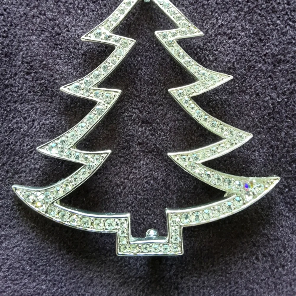 EISENBERG ICE Large Sparkling Crystal Christmas Tree Silhouette Brooch